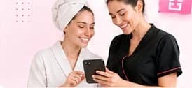 Profesional mostrando su perfil de BeautIA a una clienta